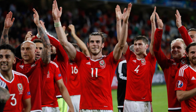 Các cầu thủ Xứ Wales ăn mừng chiến thắng trước Bỉ - Ảnh: REUTERS