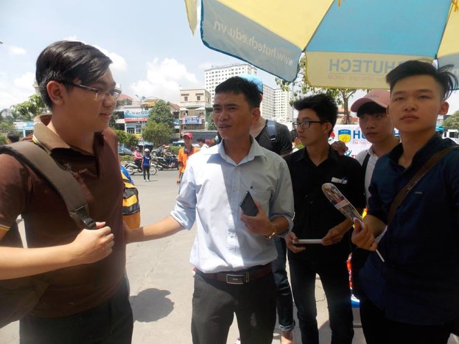 Thầy Nguyễn Thuyên hỏi thăm và chở học trò ra xe về sau khi thi xong. - Ảnh: ĐÀM NA