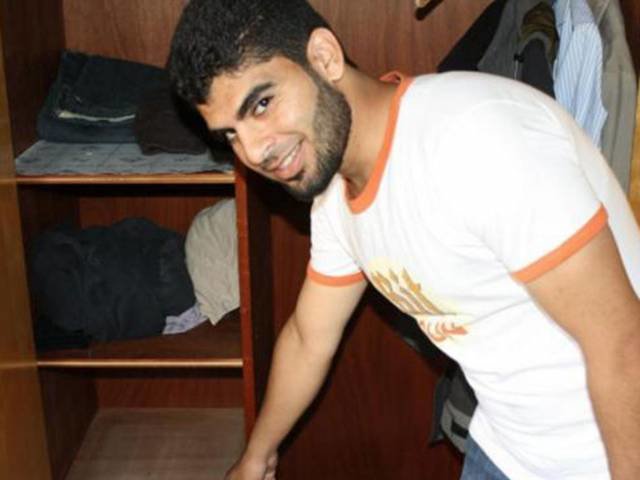 Anh Muhannad và chiếc tủ anh đã tìm thấy số tiền bị bỏ quên trong đó - Ảnh: Cảnh sát Minden
