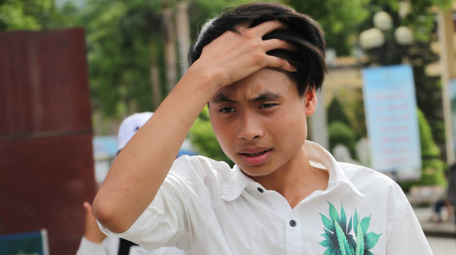 Thí sinh tại điểm thi Đại học Lâm nghiệp Hà Nội trông khá lo lắng, buồn bã sau khi kết thúc môn Hoá học - Ảnh: Thu Hằng