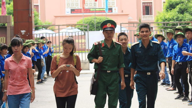 Tại Hà Nội, nhiều thí sinh nhận định đề thi năm nay dễ - Ảnh: N.HÀ THANH