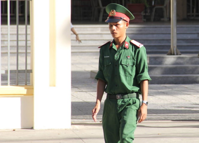 Thí sinh quân đội ra khỏi phòng thi tại điểm thi trường THPT Trần Phú, Đà Nẵng - Ảnh: TRƯỜNG TRUNG
