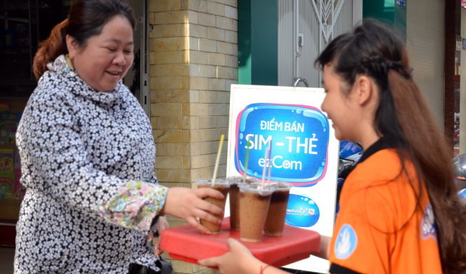 Phụ huynh “tiếp sức” cho đội tiếp sức mùa thi bằng cà phê sữa đá cho mỗi bạn - Ảnh: NGỌC TUYỀN