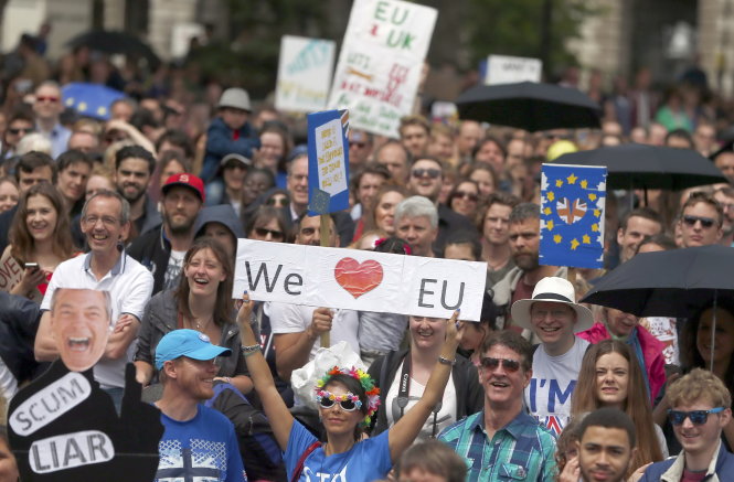 Hàng chục ngàn người Anh đã tham gia cuộc “Tuần hành vì châu Âu” ngày 2-7 - Ảnh: Reuters