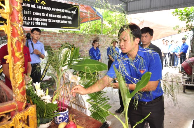 Đoàn đại biểu của Trung ương Đoàn, Trung ương Hội SVVN và Bộ Giáo dục - đào tạo viếng sinh viên Vũ Thị Xoa ở Hải Dương - Ảnh: KIỀU HÀ