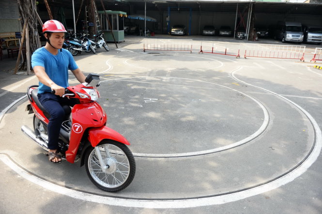 Phần thi thực hành sát hạch xe máy tại trường dạy lái xe Tiến Bộ, Q.Tân Phú, TP.HCM - Ảnh: HỮU KHOA