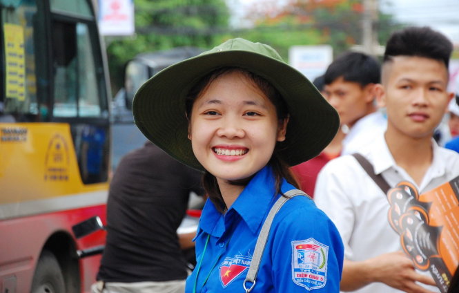 Nụ cười tỏa nắng của một nữ tình nguyện viên tại cụm thi Nghệ An - Ảnh: DOÃN HÒA