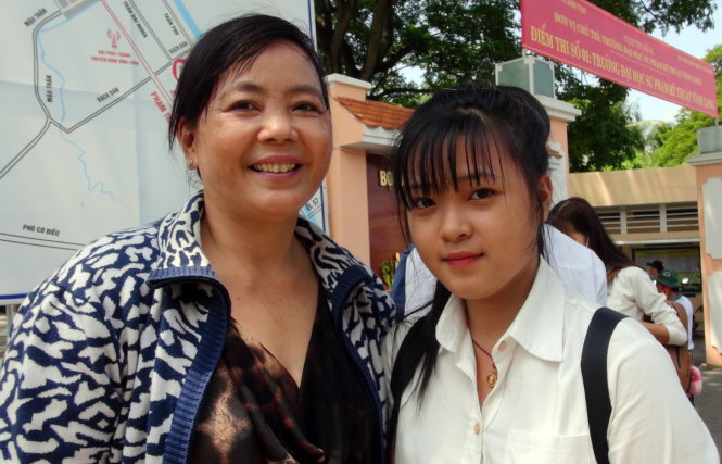 Chị Lê Thị Hải ủng hộ tổ chức kì thi tại quê nhà - Ảnh: MINH TÂM