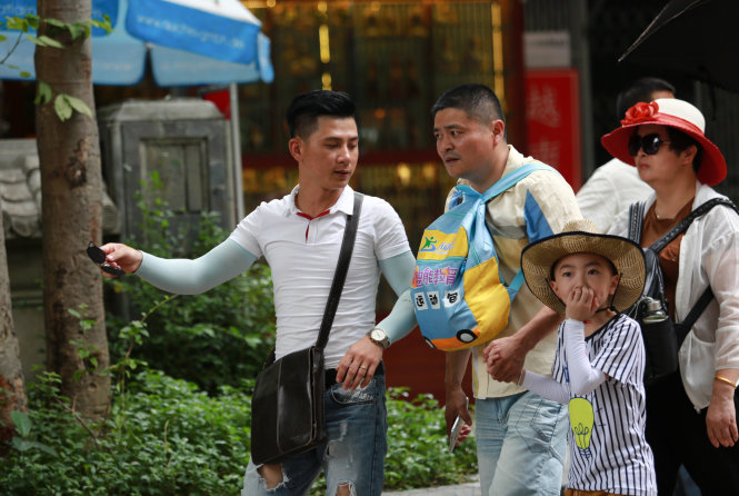 Hướng dẫn viên “chui” người Trung Quốc (bìa trái) hướng dẫn đoàn khách nước này tham quan chùa Long Sơn, TP Nha Trang, Khánh Hòa chiều 6-7 - Ảnh: TIẾN THÀNH