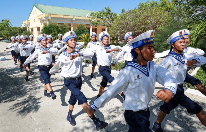Tân binh Vùng 4 hải quân (quân cảng Cam Ranh, Khánh Hòa) do chưa quen nên được cho phép xắn ống quần lên đến gối tập luyện bước đi theo điều lệnh -  Ảnh: TIẾN THÀNH