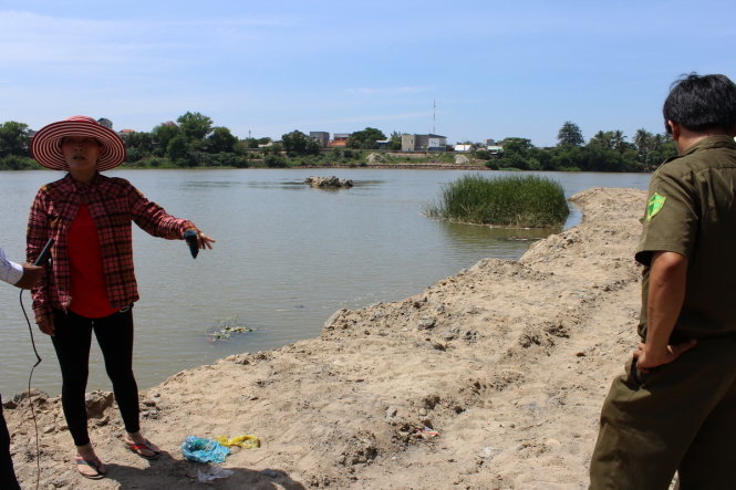 Người dân phản ảnh hiện trường khai thác cát không biển cảnh báo dẫn đến cái chết của ba thiếu niên thôn Phước Lợi vì không biết dễ bị hụt chân ở hố sâu - Ảnh: Minh Trân