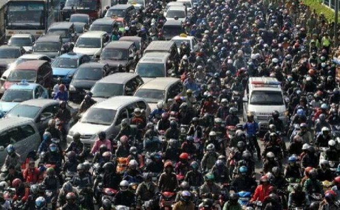 Dòng người, xe chen chúc trước trạm thu phí trên đường Đông Brebes của Indonesia - Ảnh: Twitter
