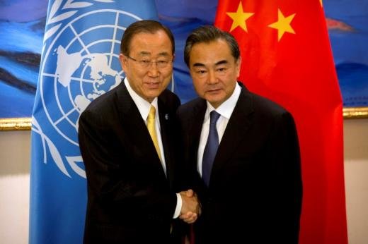 Tổng thư ký Liên Hiệp Quốc Ban Ki Moon và Ngoại trưởng Trung Quốc Vương Nghị tại cuộc gặp ngày 7-7 - Ảnh: Reuters