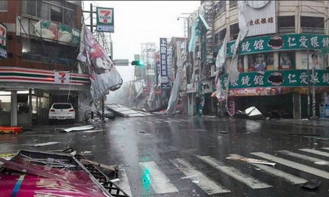 Khung cảnh tan hoang ở Taitun, Đài Loan, sáng 8-7 sau khi siêu bão đổ bộ - Ảnh: Corn Leee/Instagram