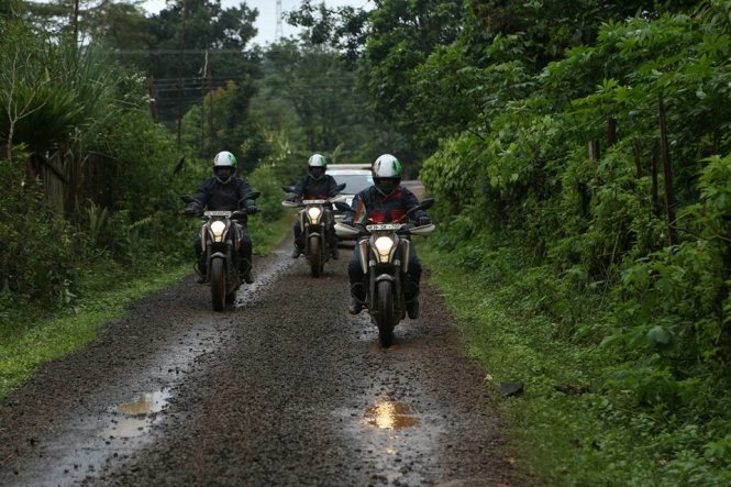 Các cô gái Ấn Độ chạy xe môtô xuyên rừng ở Gia Lai (Việt Nam) - Ảnh: Biking Queens