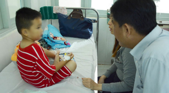 Cháu K. tại bệnh viện đa khoa Kiên Giang sáng 9-7 - Ảnh: K.NAM