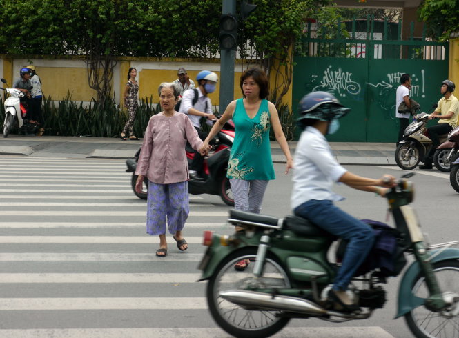 Giúp người già qua đường là nét đẹp trên đường phố Sài Gòn - Ảnh: NGUYỄN CÔNG THÀNH