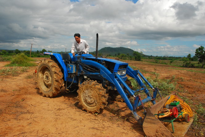 Tiến sĩ Nguyễn Đình Đức bỏ giảng đường đại học về Gia Lai lái máy cày làm trang trại bò - Ảnh: B.D.