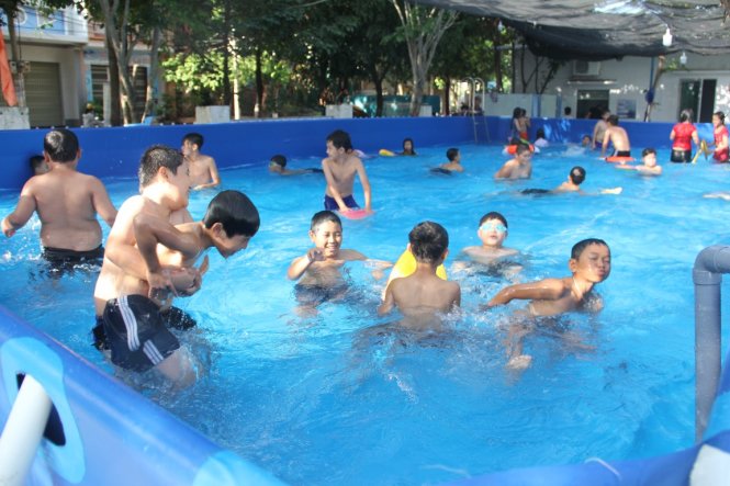 Hồ bơi loại lớn trên 200m2 phục vụ các em từ 12 tuổi trở lên - Ảnh: T.MAI