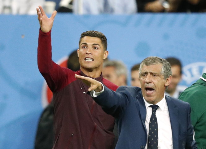 Vào những phút cuối ở hiệp phụ trận Bồ Đào Nha và Pháp, Ronaldo và ông Fernando Santos cùng làm HLV - Ảnh: Reuters