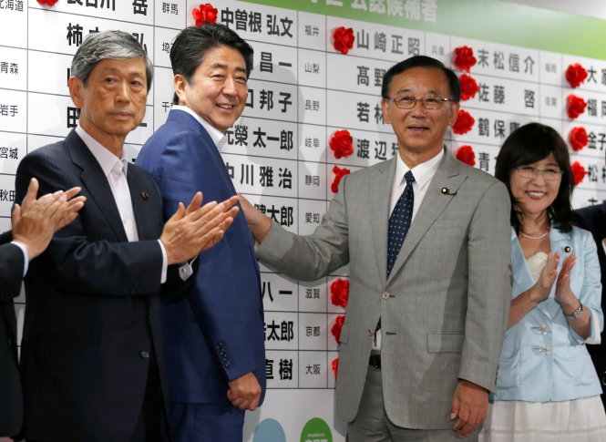 Thủ tướng Shinzo Abe (thứ hai từ trái sang) cùng lãnh đạo LDP sau khi kết quả bầu cử được công bố tối 10-7 - Ảnh: Reuters