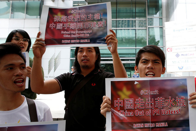 Người dân Philippines biểu tình chống Bắc Kinh trước Lãnh sự quán Trung Quốc ở thủ đô Manila ngày 11-7 Ảnh: Reuters