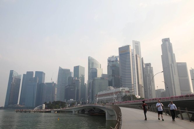 Các tòa nhà chọc trời nằm gần mặt nước của Singapore - Ảnh: Reuters