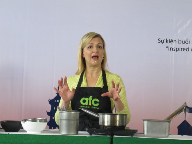 MC, đầu bếp Anna Olson hướng dẫn món gỏi gà lấy cảm hứng từ món phở gà Việt Nam tại họp báo - Ảnh: H.LÊ