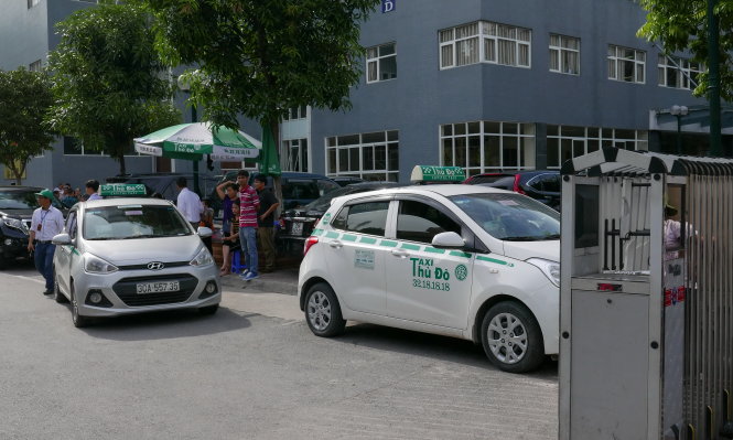 Hiện tại Bệnh viện Việt Đức chỉ cho taxi Thủ Đô đậu, đón khách trong sân bệnh viện - Ảnh: VIỆT DŨNG