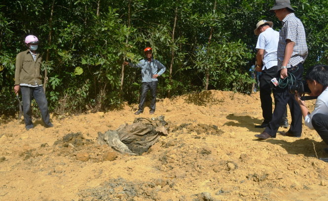Sau khi được khai quật 100 tấn chất Formosa được chôn lấp trở lại và được bảo vệ cấm không được vận chuyển đi nơi khác chở kết luận - Ảnh: VĂN ĐỊNH