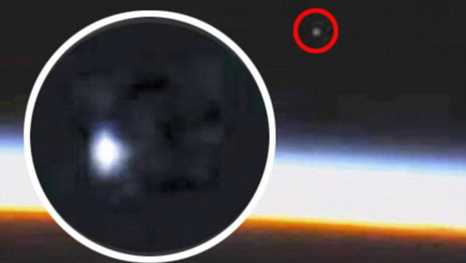 Hình ảnh vật thể bay lạ đi vào bầu khí quyển Trái đất ngay trước khi đường truyền trực tiếp của NASA bị cắt - Ảnh chụp từ clip