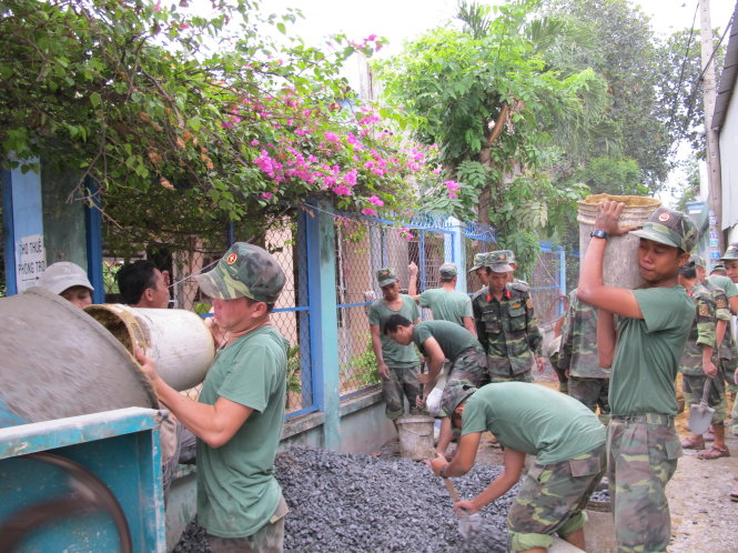 Các chiến sĩ trẻ trung đoàn Gia Định (Bộ tư lệnh TP.HCM) tham gia làm đường nông thôn giúp dân - Ảnh: K.ANH