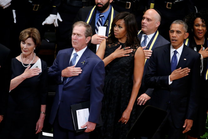Vợ chồng Tổng thống Barack Obama (phải) và vợ chồng cựu tổng thống George Bush tại buổi lễ tưởng niệm các cảnh sát được tổ chức ở Dallas, bang Texas, ngày 12-7 - Ảnh: Reuters