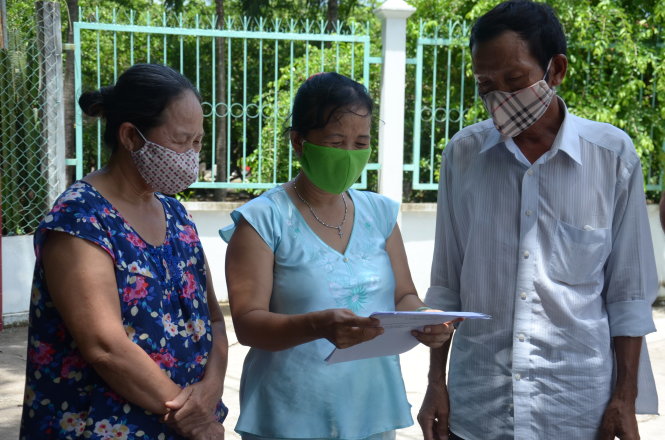 Người dân ở ấp 3, xã Bình Chánh, huyện Bình Chánh (TP.HCM) phải đeo khẩu trang suốt ngày vì ô nhiễm trầm trọng - Ảnh: UYÊN TRINH