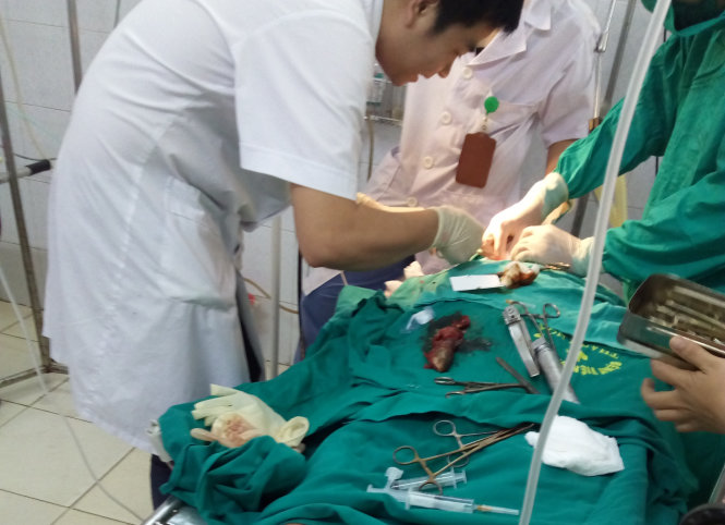 Các bác sỹ phẫu thuật lấy con cá rô từ trong khí quản ông Lê Văn Hanh ra ngoài, cứu sống bệnh nhân - Ảnh do Bệnh viện Đa khoa tỉnh Thanh Hóa cung cấp