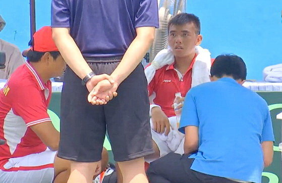 Hoàng Nam được chăm sóc chân đau giữa trận đấu. Ảnh: Q.C