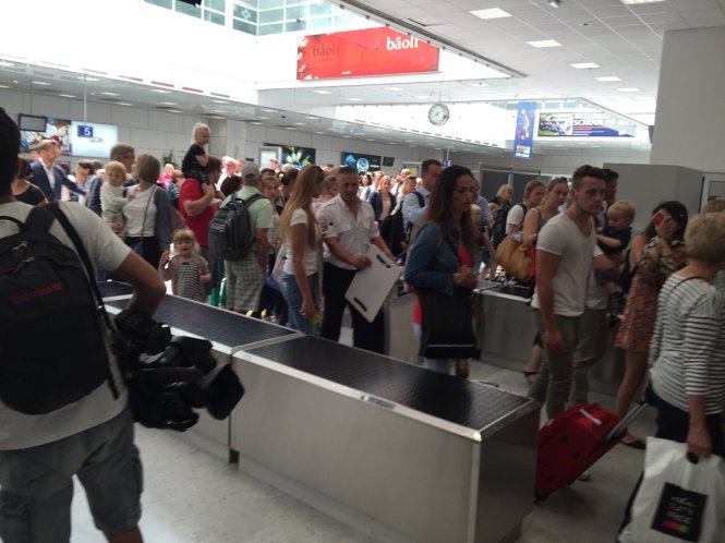 Hành khách ở sân bay Nice được sơ tán - Ảnh: RT/Twitter
