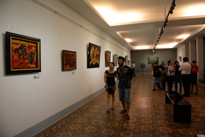 Người dân xem triễn lãm tranh ở triển lãm Những bức tranh trở về từ châu Âu  tại Bảo tàng Mỹ thuật TP.HCM - Ảnh: HỮU KHOA