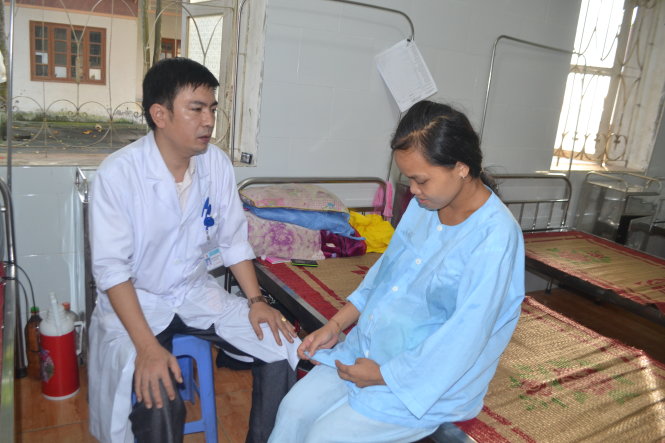 Bác sĩ Chung trao đổi với chị Chẩy về việc đưa hai con đi Hà Nội chữa bệnh và phẫu thuật - Ảnh: PHÀN GIÀO HỌ