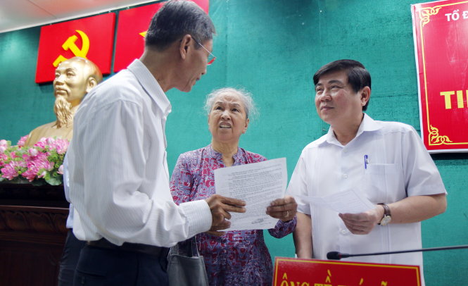 Chủ tịch UBND TP.HCM Nguyễn Thành Phong trao đổi với cử tri Q.1 - Ảnh: NGỌC DƯƠNG
