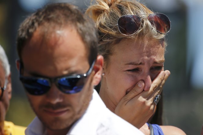 Người dân Pháp đã không kìm được nước mắt khi chứng kiến các nạn nhân sau vụ khủng bố - Ảnh: Reuters