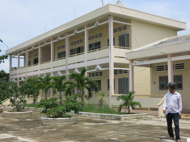 Trường tiểu học Tân Hưng Đông 1, huyện Cái Nước dù đã xây theo trường chuẩn quốc gia nhưng không được công nhận vì thiếu trang thiết bị  - Ảnh: T.TRANG