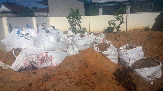 10 tấn chất thải được đào lên tại công viên Hưng Thịnh - VĂN ĐỊNH