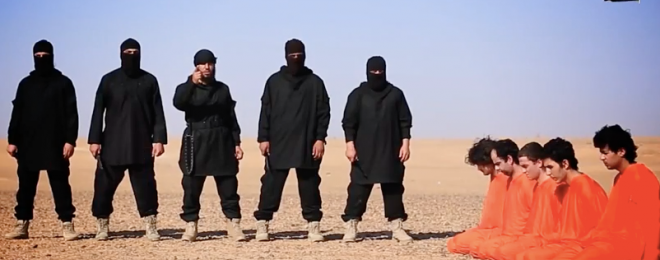 (Hình minh họa) 5 tù binh bị IS bắt giữ trong trang phục áo vàng cam đang quỳ gối trước khi bị chúng hành quyết - Ảnh: Facebook Tổ chức giám sát nhân quyền Syria