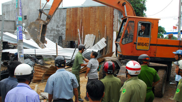 Cưỡng chế nhà xây trái phép ở xã Vĩnh Lộc A, huyện Bình Chánh, TP.HCM (ảnh chụp tháng 7-2013) - Ảnh: H.T.VÂN