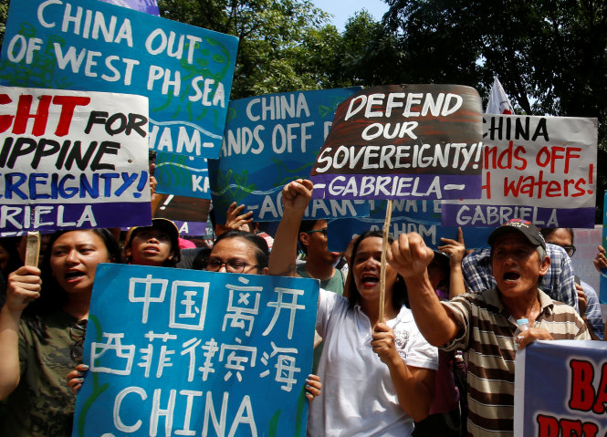 Người dân Philippines biểu tình phản đối Trung Quốc ở Manila - Ảnh: Reuters