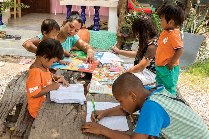 Chị Kaewmuangpech dạy học cho các em nhỏ tại trung tâm
- Ảnh: CSmonitor