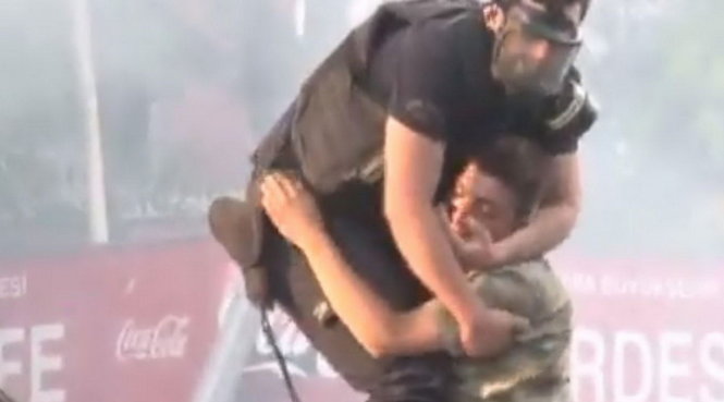 Hình ảnh viên cảnh sát ôm một binh sĩ bị kẹt trong xe tăng gây xúc động - Ảnh chụp từ clip