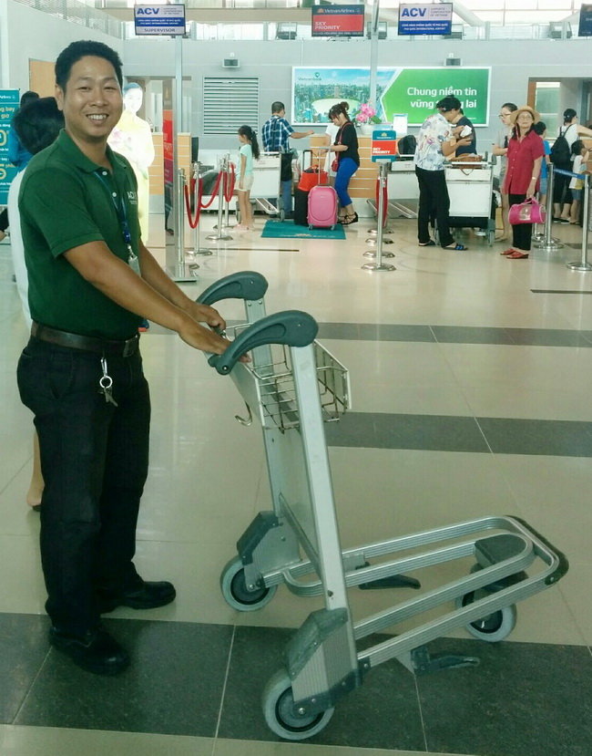Anh Quách Cẩm Phát - nhân viên phục vụ hành khách hàng hóa sân bay quốc tế Phú Quốc - Ảnh: ÁI MỸ