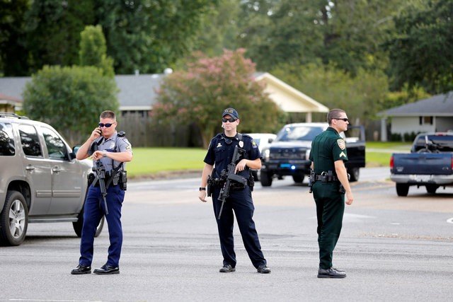 Cảnh sát chặn đường sau vụ nổ súng tại Baton Rouge - Ảnh: Reuters
